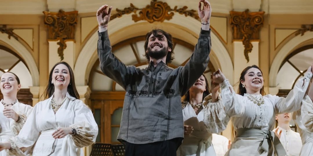 Художественный руководитель хора Гомін Вадим Яценко и участники коллектива (Фото: instagram.com/yatsenko_vadym)