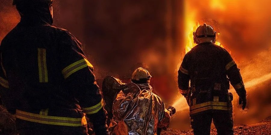 Наслідки ворожого обстрілу України (Фото: Управління ДСНС у Волинській області)