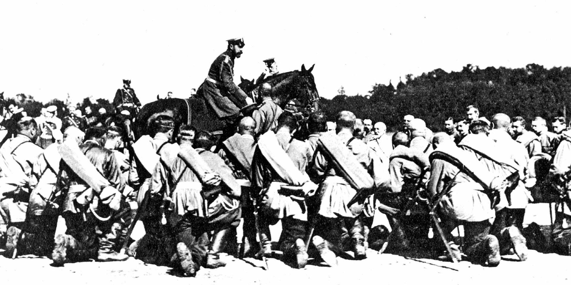 Царь Николай II благословляет войска на войну, 1915 год (Фото: PA via Reuters)