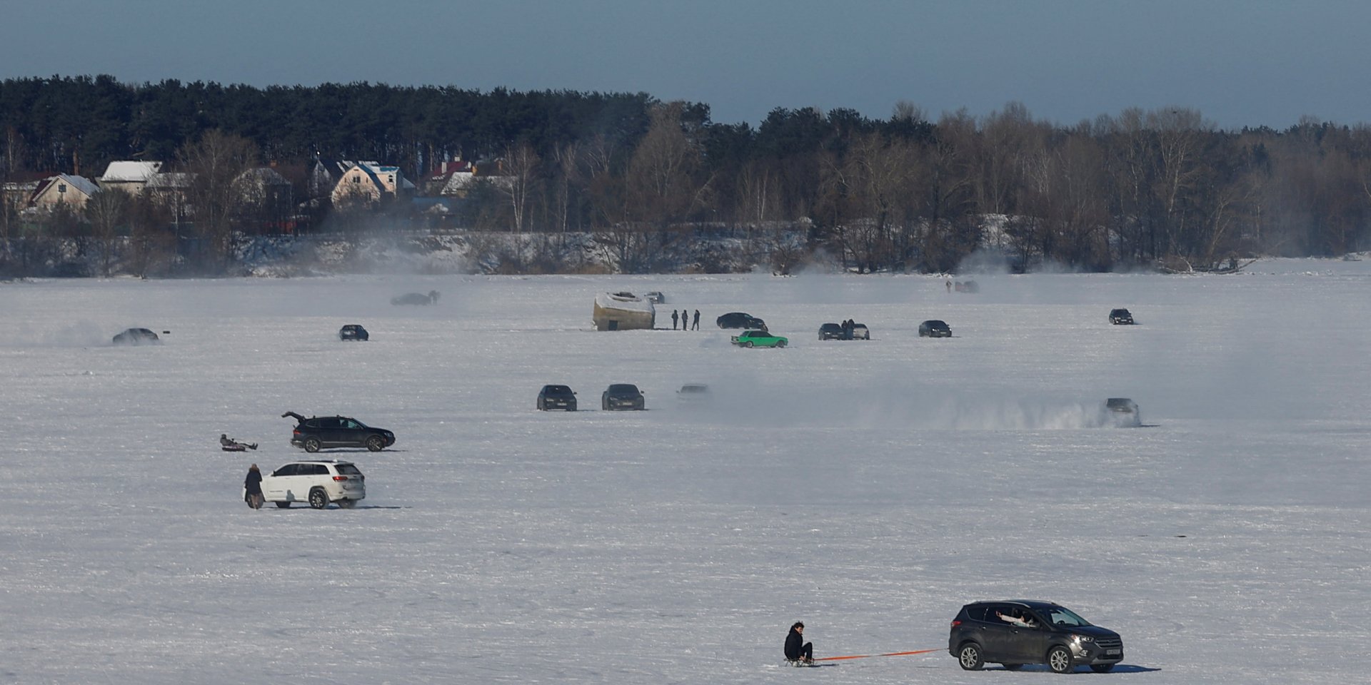 Люди та автомобілі на замерзлому Дніпрі у Київській області, 1 лютого 2026 року (Фото: REUTERS/Valentyn Ogirenko)