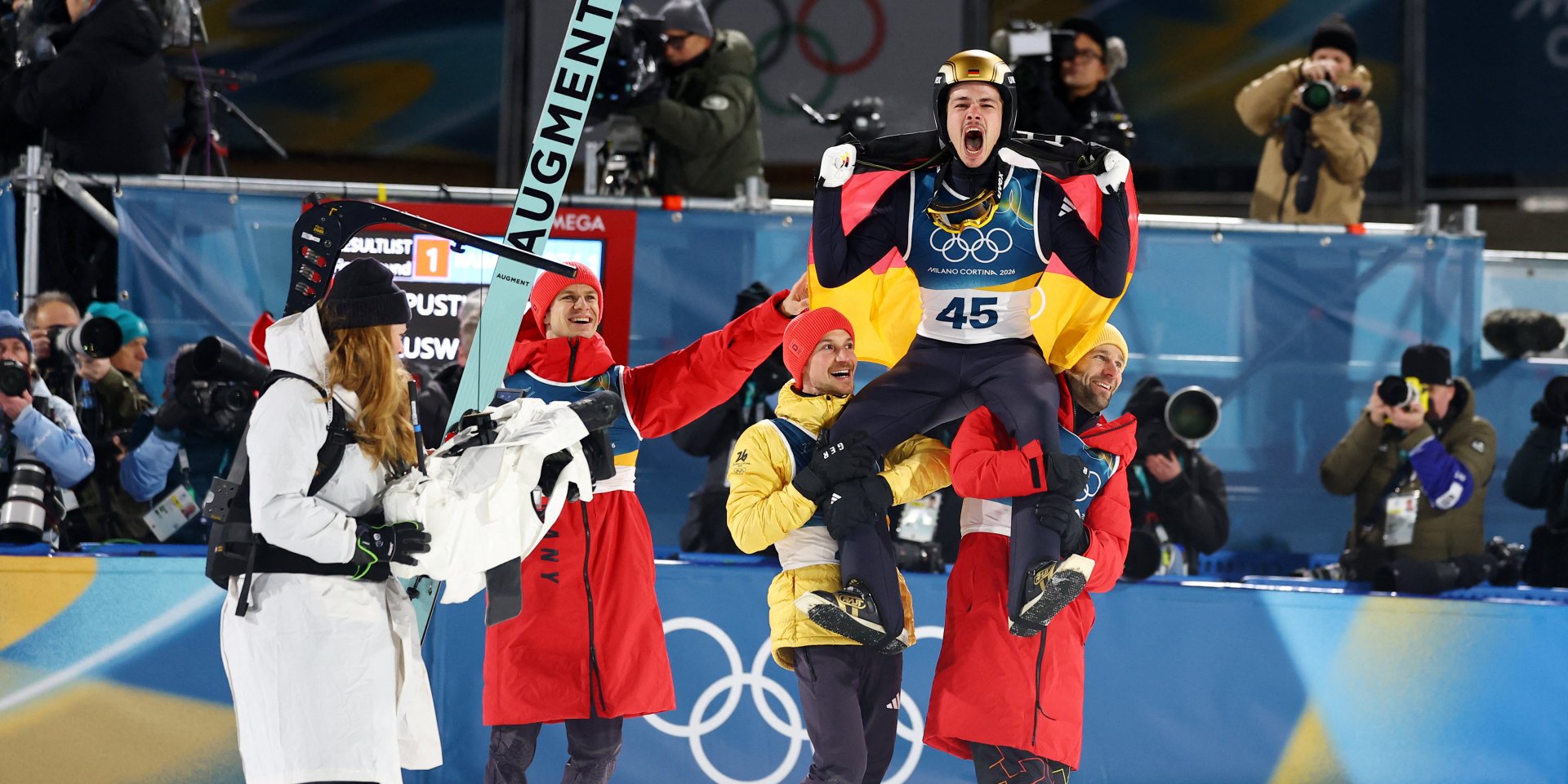 Олімпійського чемпіона Філіпа Раймунда несуть на руках (Фото: REUTERS/Kai Pfaffenbach)