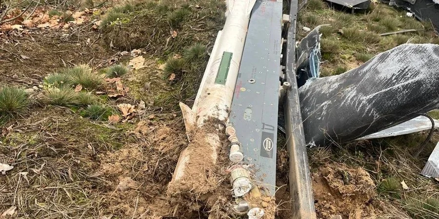 Шахед з авіаційною ракетою Р-60, збитий українськими захисниками, фото опубліковане 1 грудня 2025 року. Тоді ракета була спрямована вперед (Фото: Сергій Флеш/Telegram)