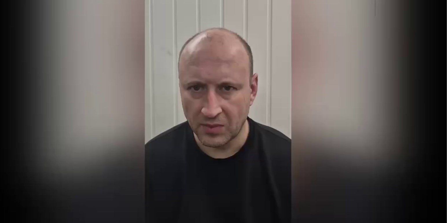 За версією путінських силовиків, Павло Васін допомагав іншим співучасникам замаху тим, що надав їм автомобілі для ведення зовнішнього спостереження (Фото: Скріншот із відео/t.me/astrapress)