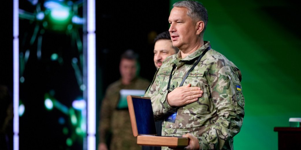 Заступник командувача Повітряних сил ЗСУ Павло (Лазар) Єлізаров під час нагородження президентом 26 січня 2026 року (Фото: Офіс президента)