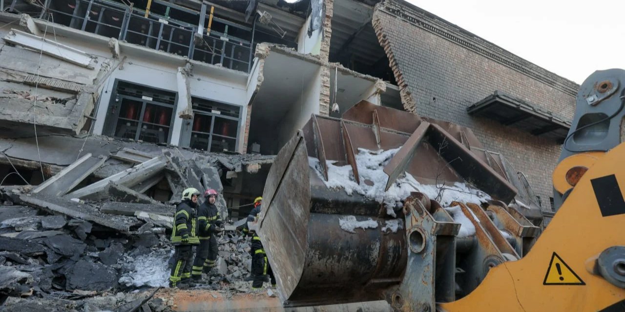 Наслідки удару по одній з київських ТЕЦ, яку атакували росіяни вночі проти 3 лютого (Фото: Денис Шмигаль / Telegram)