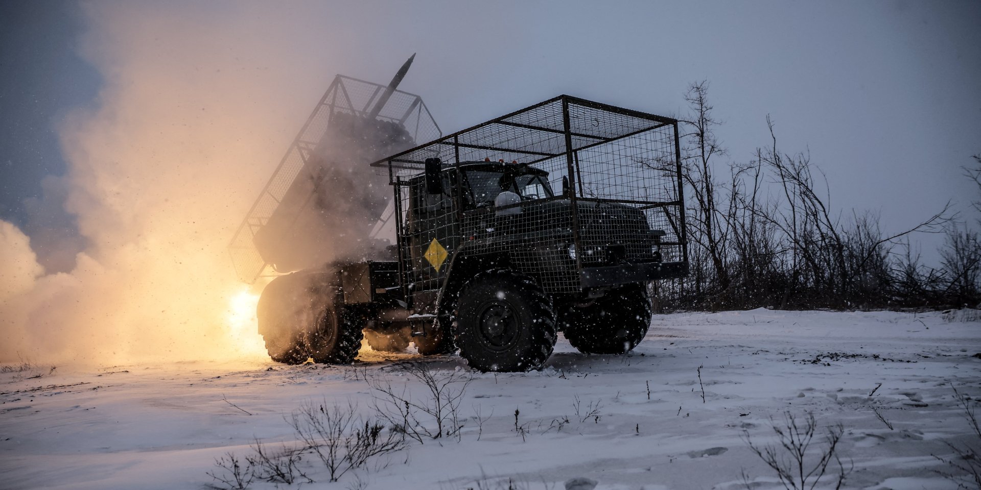 Украинские военнослужащие стреляют из РСЗО Град по российским войскам вблизи прифронтового города Часов Яр (Фото: Oleg Petrasiuk/Press Service of the 24th King Danylo Separate Mechanized Brigade/Handout via REUTERS)