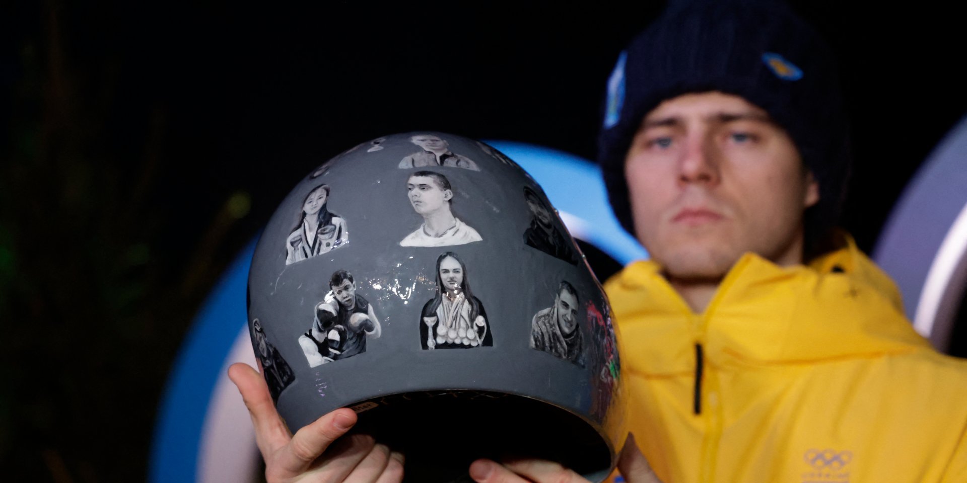 Владислав Гераскевич зі «шоломом пам’яті» на Зимових Олімпійських іграх-2026 (Фото: REUTERS/Leonhard Foeger)