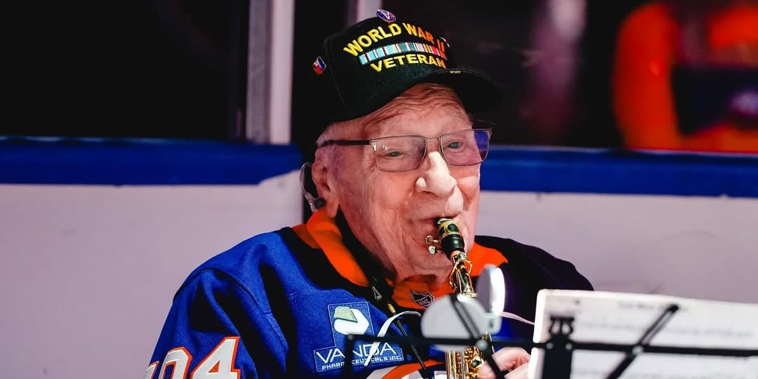 104-летний Доминик Крителли до сих пор играет на саксофоне (Фото: instagram/nyislanders)