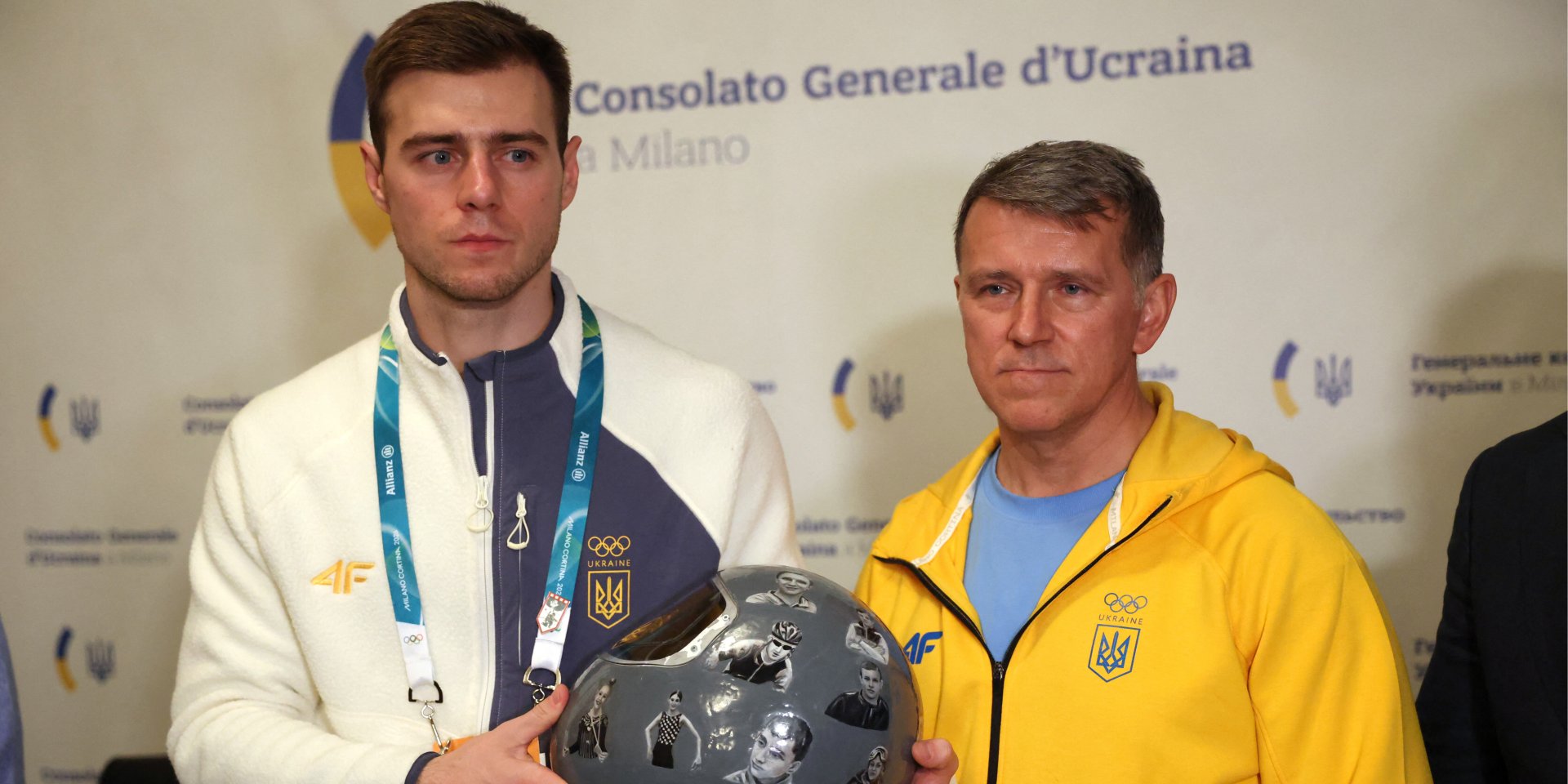 Український скелетоніст Владислав Гераскевич та його батько і тренер Михайло Гераскевич під час пресконференції після дискваліфікації з зимових Олімпійських ігор 2026 у Мілані, 12 лютого 2026 рік (Фото: REUTERS/Kevin Coombs)