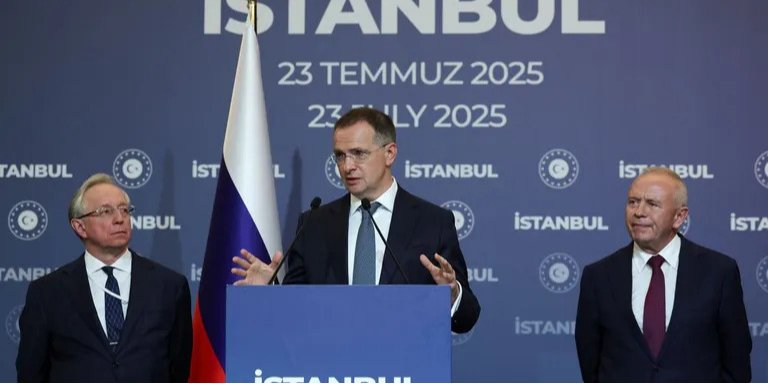 Помощник российского диктатора Владимир Мединский выступает рядом с членами российской делегации во время пресс-конференции в день третьего раунда мирных переговоров между Россией и Украиной в Стамбуле, 23 июля 2025 год (Фото: REUTERS/Dilara Senkaya)