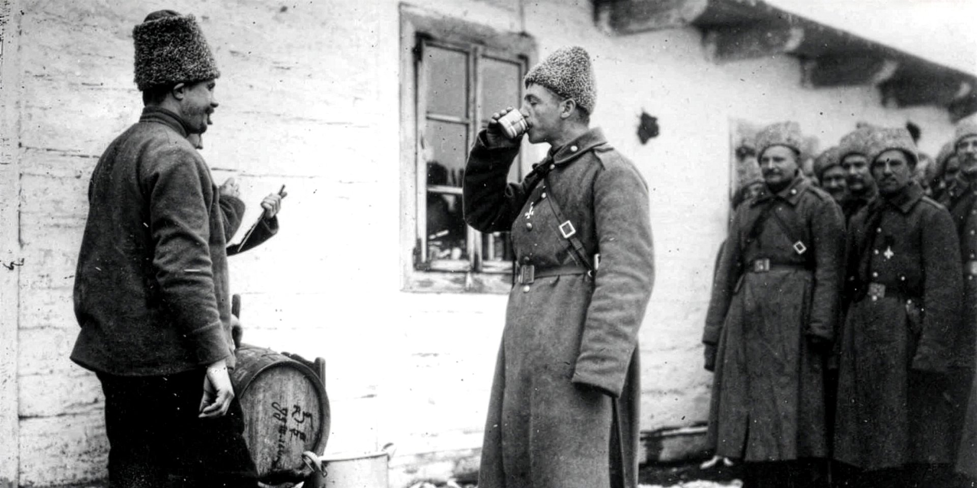 Батарейное посвящение царской армии, на котором каждый солдат получает стакан водки, 1915 год (Фото: Sueddeutsche Zeitung Photo)