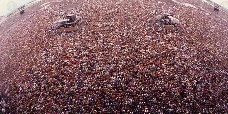 Hundreds of 1.6 million crowd gathered at Moscow’s Tushino airfield in September 1991 for a Metallica concert weeks before the Soviet Union collapsed. (Photo: https://www.themusicman.uk/)