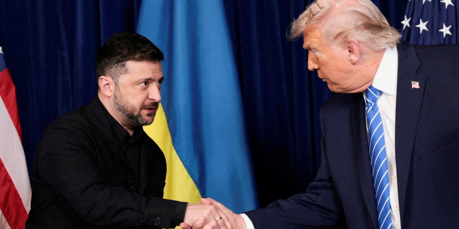 Зеленский и Трамп жмут руки (Фото: REUTERS/Jonathan Ernst)