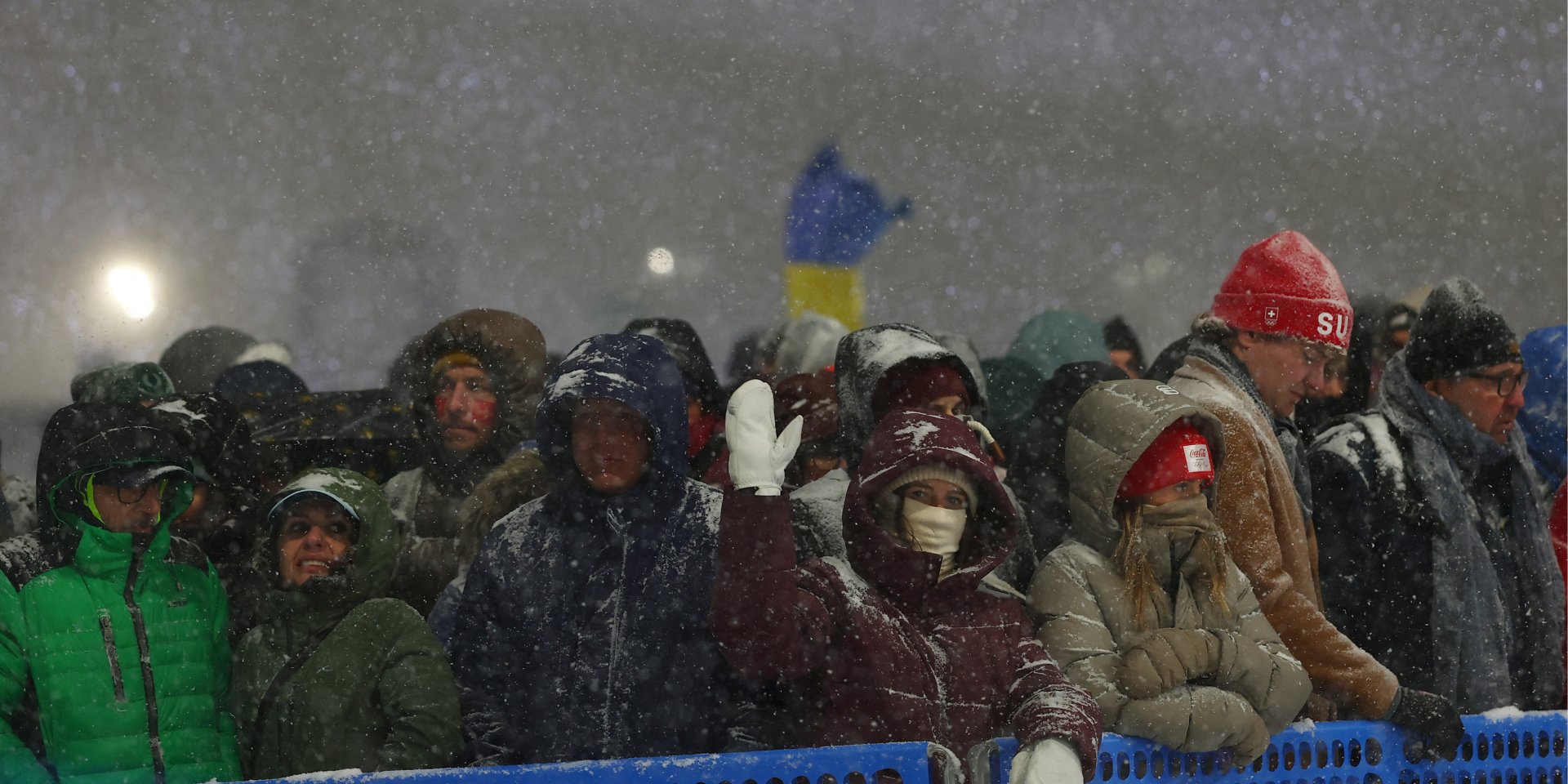 Украинский флаг среди болельщиков во время снегопада (Фото: REUTERS/Gonzalo Fuentes)
