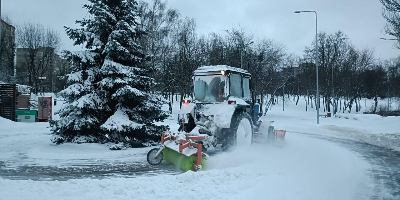 Municipal workers clear snow from roads on Feb. 16 (Photo: КМДА)