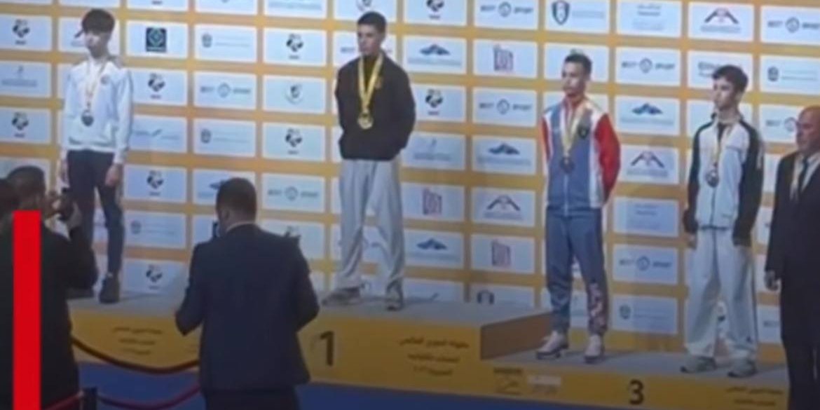 Чемпіон Юнацької Ліги Богдан Марисенко та призер Юрій Криловський відмовились від спільного фото з представником РФ (Фото: Скріншот з відео)