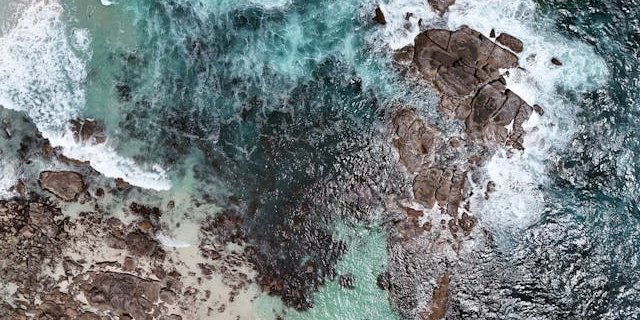 Вид з повітря на скелясте узбережжя Західної Австралії (Фото: Harrison Reilly/Pexels)