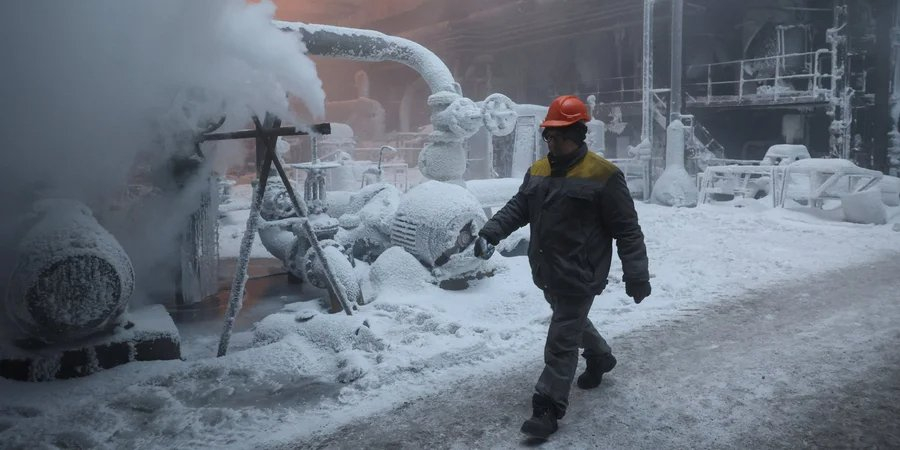 DTEK employee at one of the TPPs destroyed by Russian missile strikes, January 22, 2026 (Photo: REUTERS/Roman Baluk)