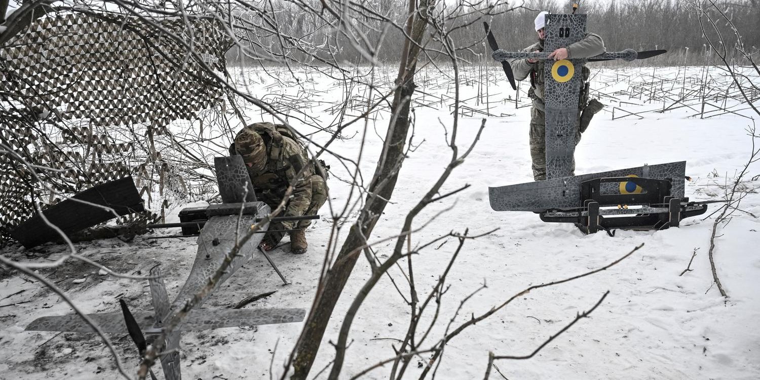Перед вильотом: підготовка бойового дрона Gara під Покровськом (Фото: REUTERS)