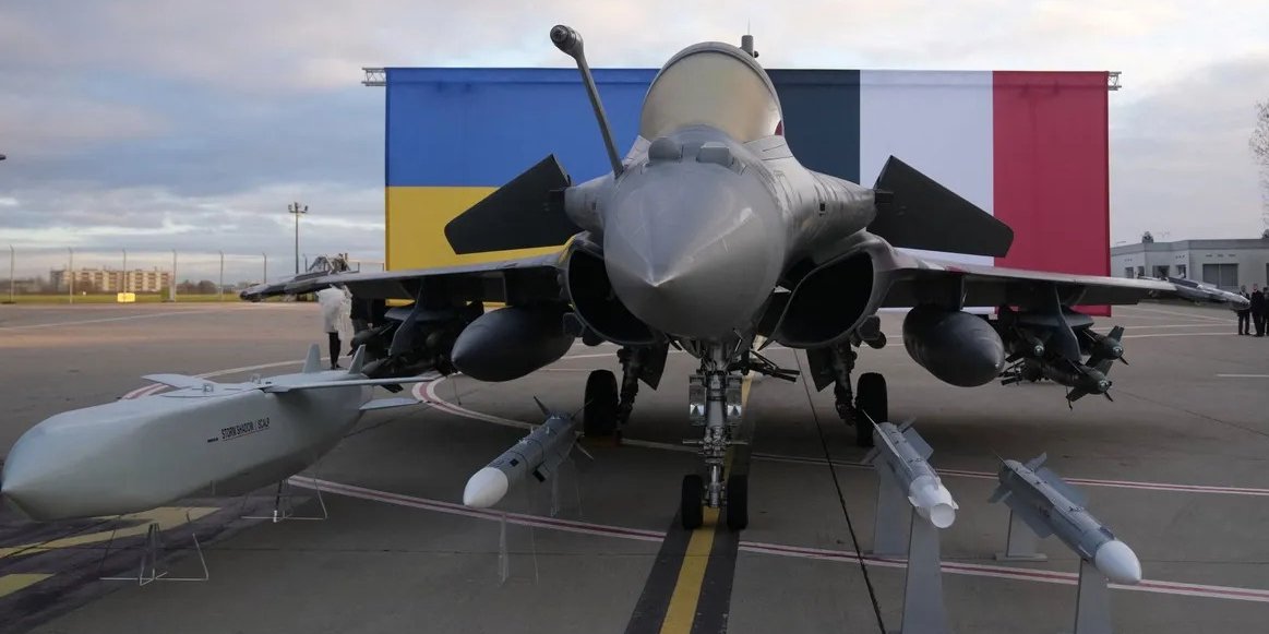 Винищувач Rafale на злітній смузі перед прибуттям президента України Володимира Зеленського 17 листопада 2025 року на авіабазу Віллакубле поблизу Парижа (Фото: Christophe Ena/Pool via REUTERS)