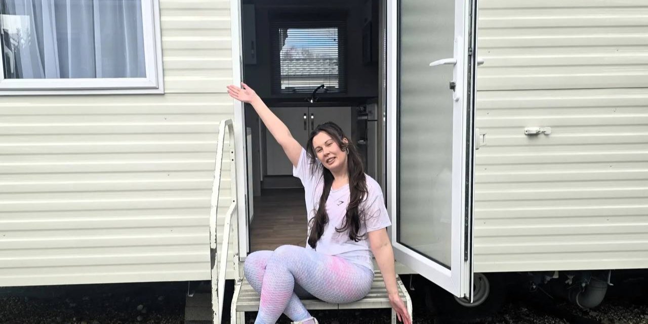 Женщина переехала из дорогой съемной квартиры в мобильный дом (Фото: Katrіnas Caravan/TikTok/скриншот)