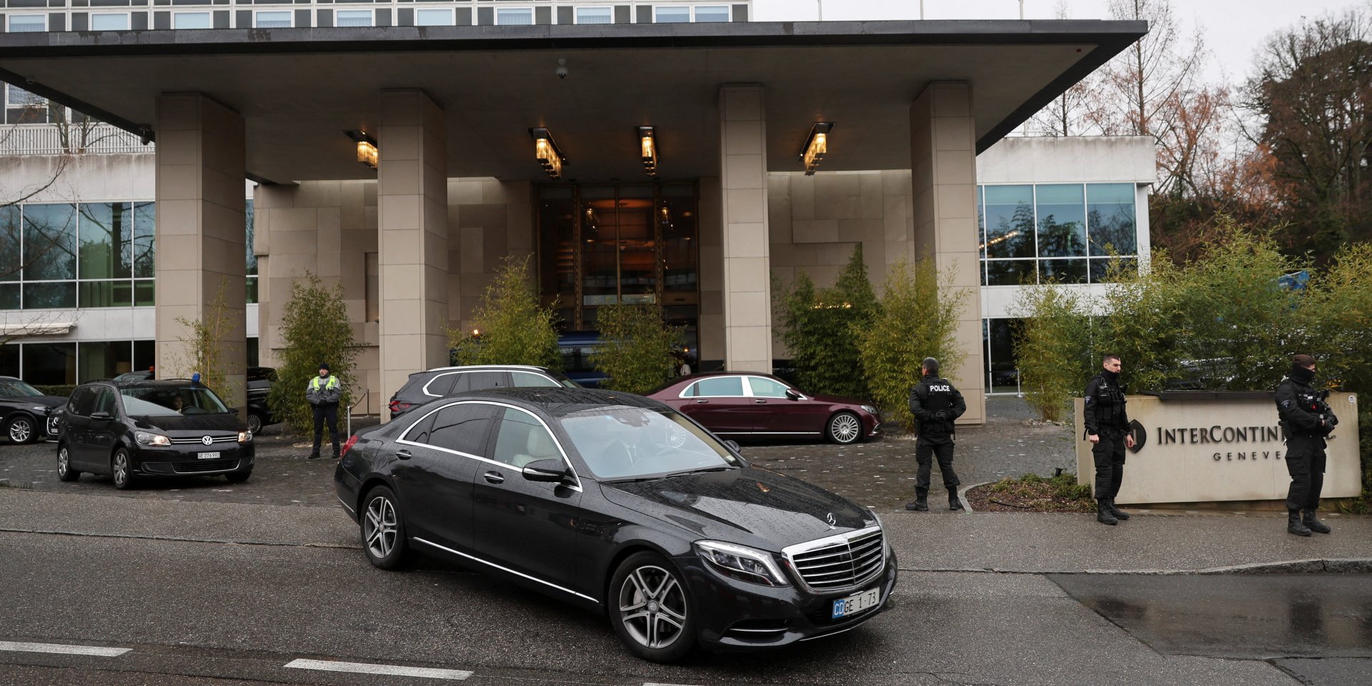 Российская делегация покидает отель InterContinental после завершения мирных переговоров между РФ и Украиной при посредничестве США. (Фото: REUTERS/Pierre Albouy)