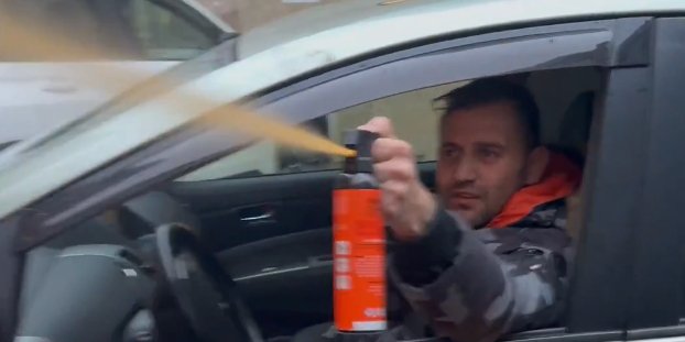 У&nbsp;Польщі таксист застосував проти вагітної українки сльозогінний газ (Фото: Ośrodek Monitorowania Zachowań Rasistowskich / скриншот з відео / Х)