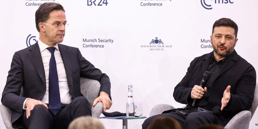 NAVO-secretaris-generaal Mark Rutte en de Oekraïense president Volodymyr Zelenskyy op de Veiligheidsconferentie van München op 14 februari 2026 (Foto: REUTERS/Liesa Johannessen)