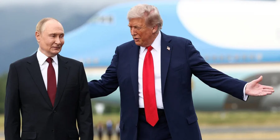 Президент США Дональд Трамп починає виводити Росію з економічної ізоляції, пише NYT (Фото: REUTERS/Kevin Lamarque)