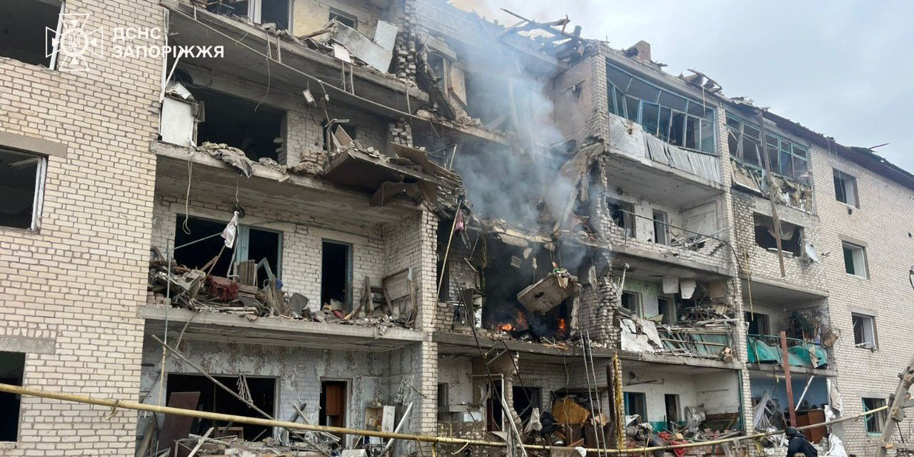 Aftermath of a Russian KAB-guided bomb strike on the settlement of Komyshuvakha, Zaporizhzhya Oblast, on Feb. 20, 2026 (Photo: Zaporizhzhya Oblast Emergency Service)