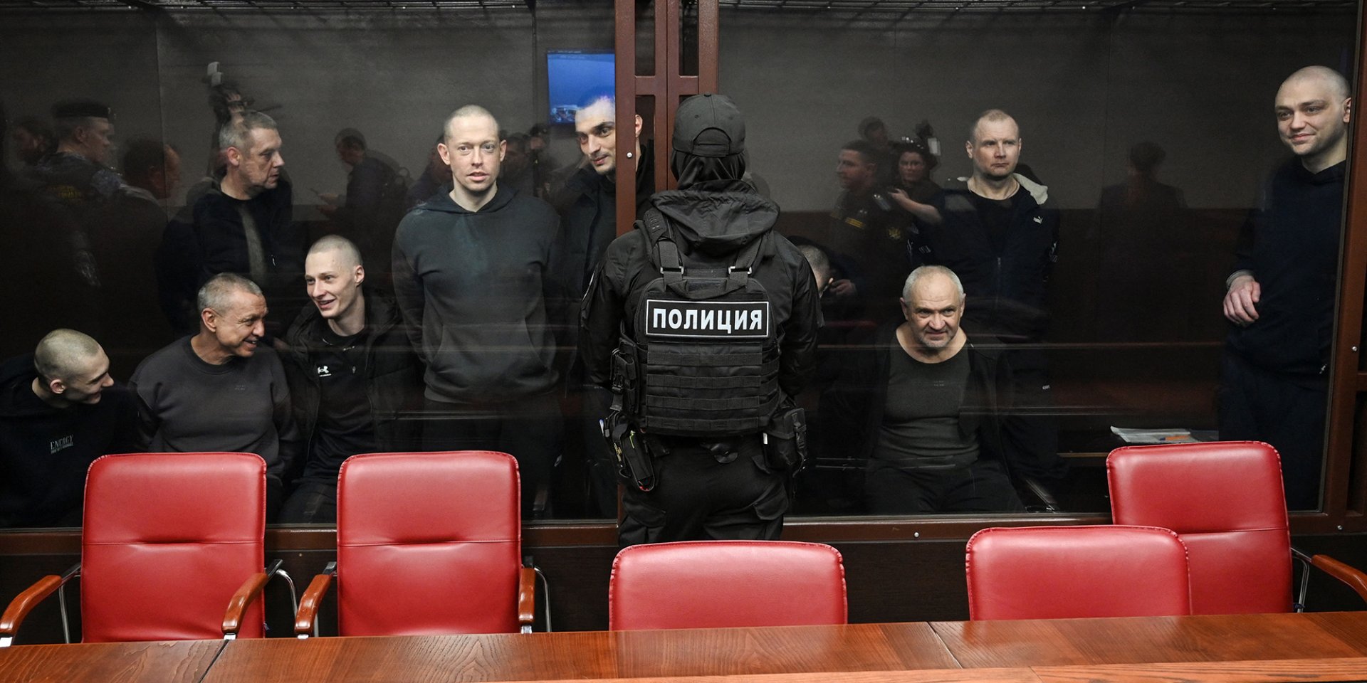 Захоплені в Маріуполі бійці полку «Азов» під час чергового так званого суду в Ростові-на-Дону. (Фото: REUTERS)