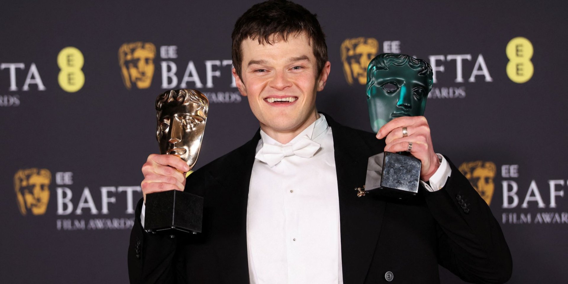 Роберт Арамайо з двома нагородами BAFTA (Фото: REUTERS/Suzanne Plunkett)