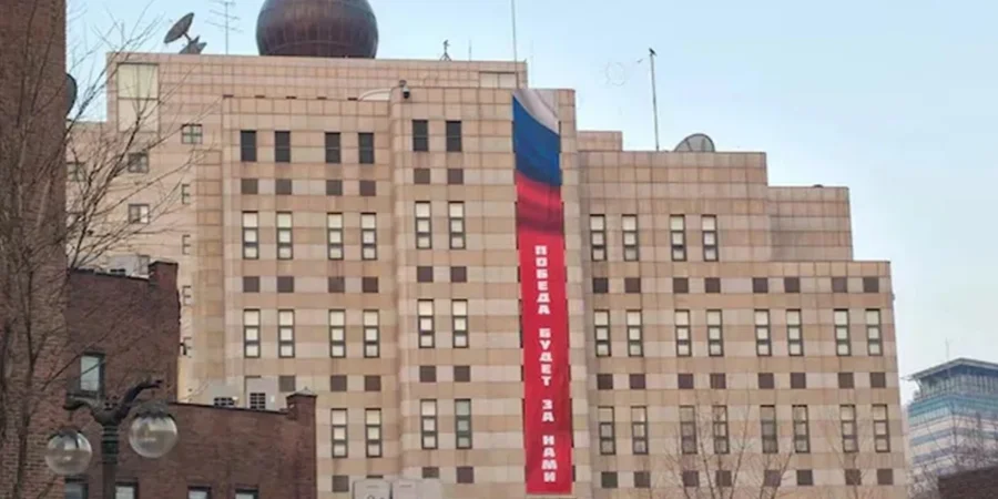 Банер, розміщений на будівлі російського посольства в Сеулі (Фото: Chosun)
