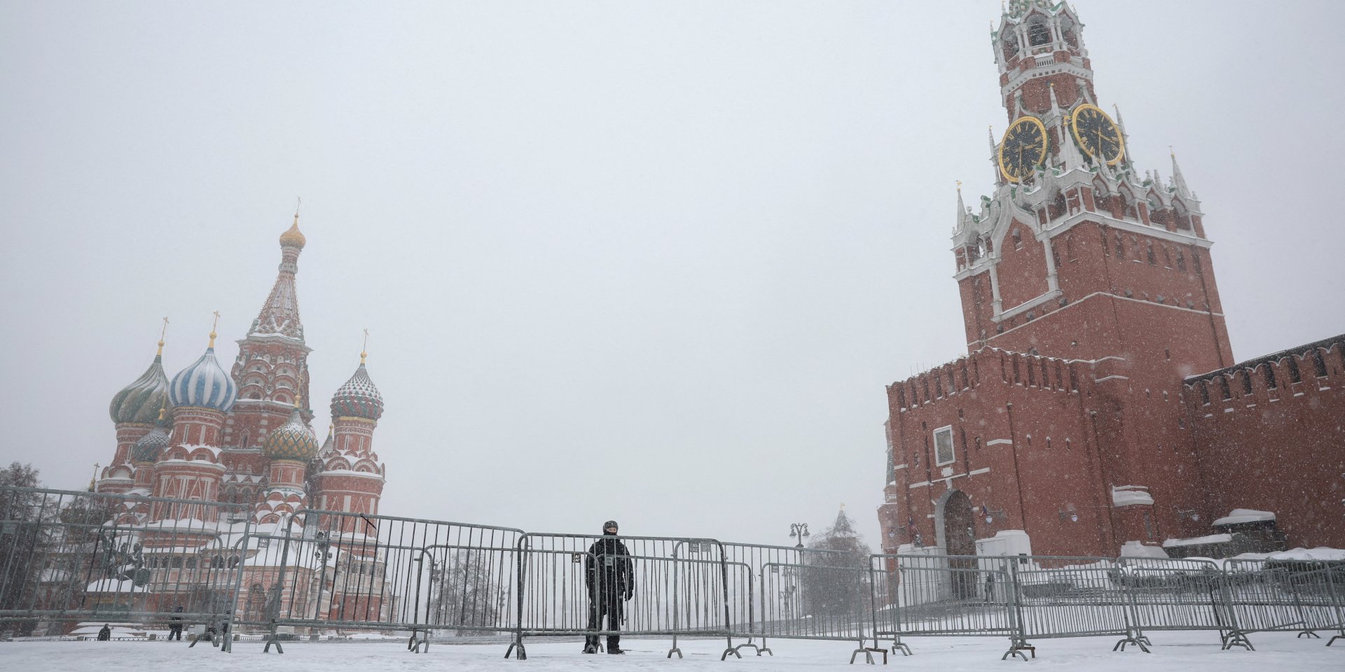 Російський силовик на варті на Красній площі в Москві (Фото: REUTERS/Ramil Sitdikov)