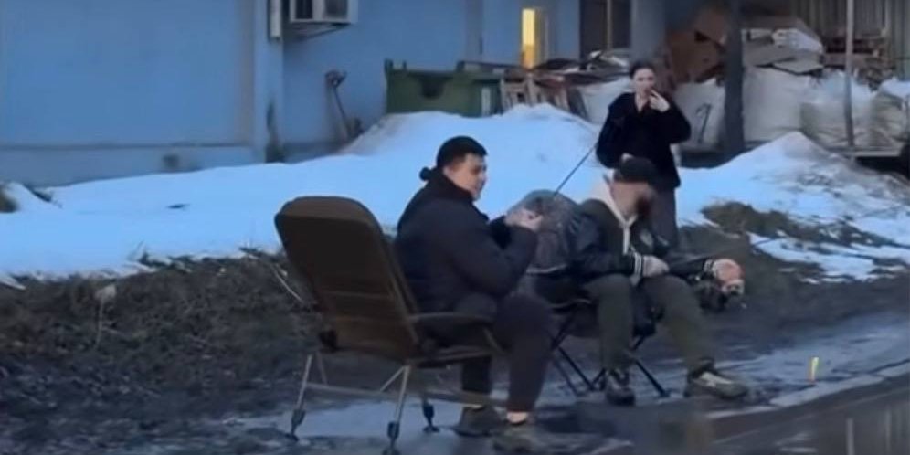 Рибалки з Франківська вирішили привернули увагу до стану покриття у нестандартний спосіб і перетворили дорожні ями на об'єкт сатиричної акції (Фото: Рибалка IF.UA/Скриншот)