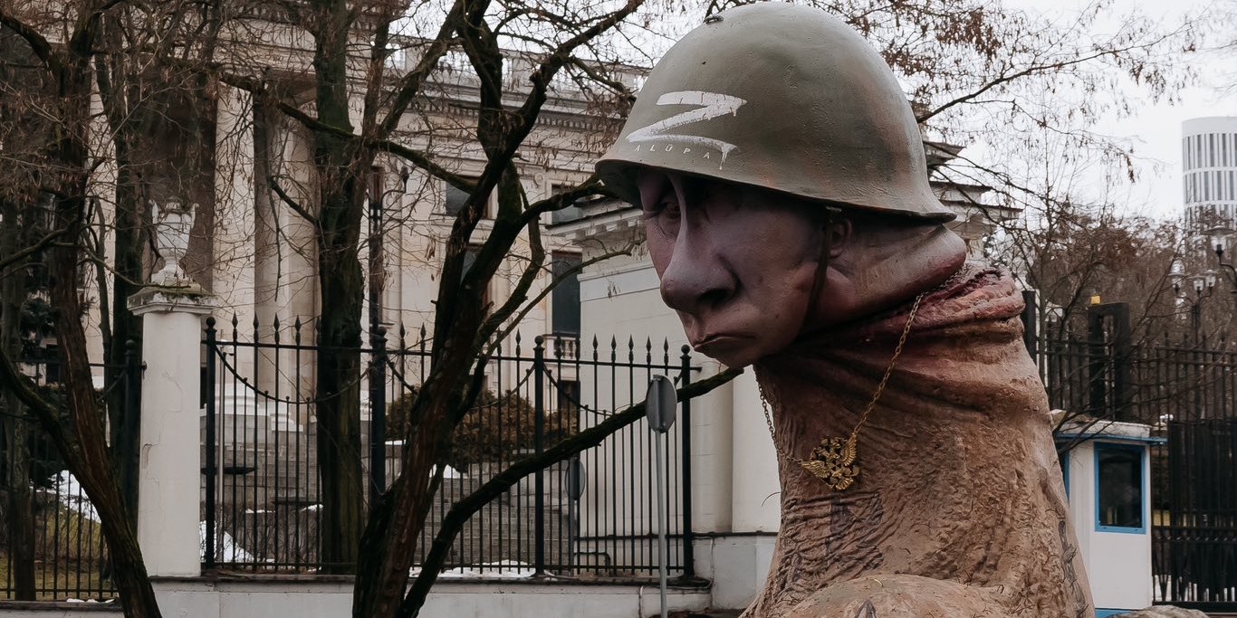 У Польщі біля російського посольства помітили фігуру Путіна у вигляді чоловічого статевого члена (Фото: Наталія Панченко/Facebook)