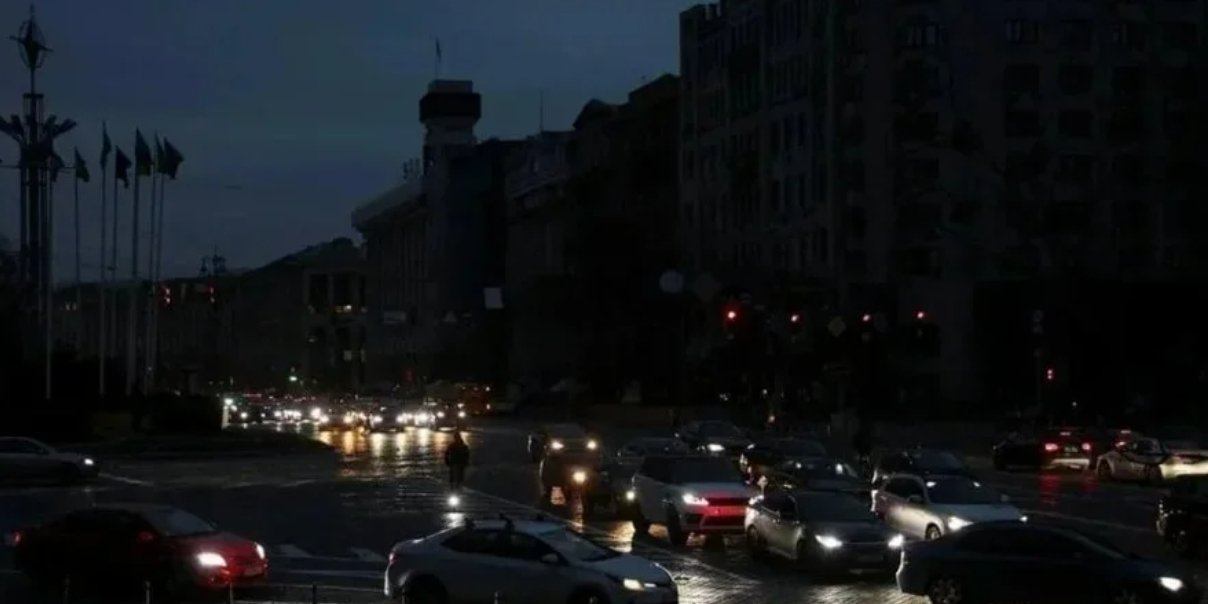 Downtown Kyiv in blackout (Photo: REUTERS/Gleb Garanich)