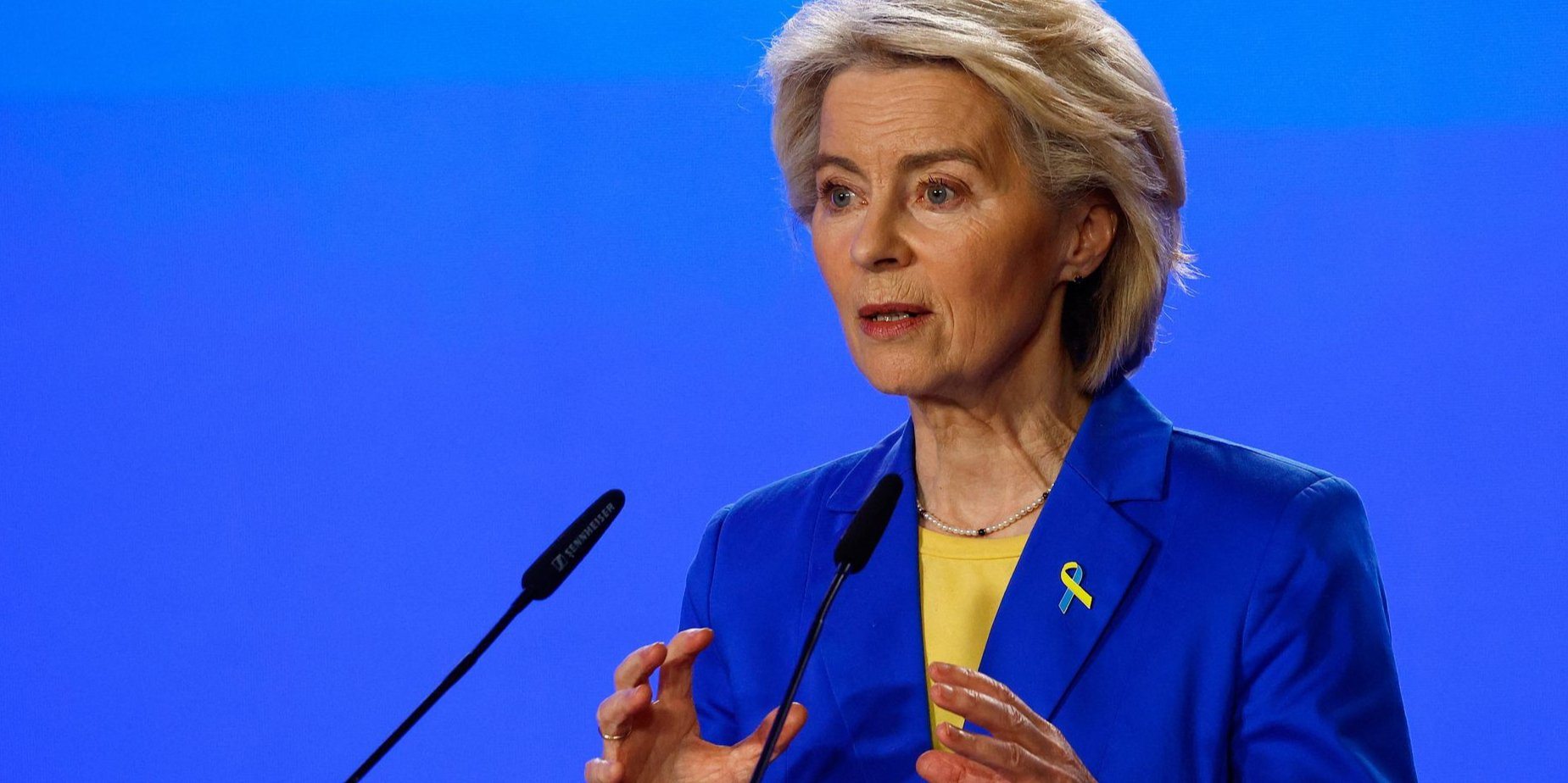Ursula von der Leyen received special gifts during her visit to Kyiv. (Photo: REUTERS/Valentyn Ogirenko)
