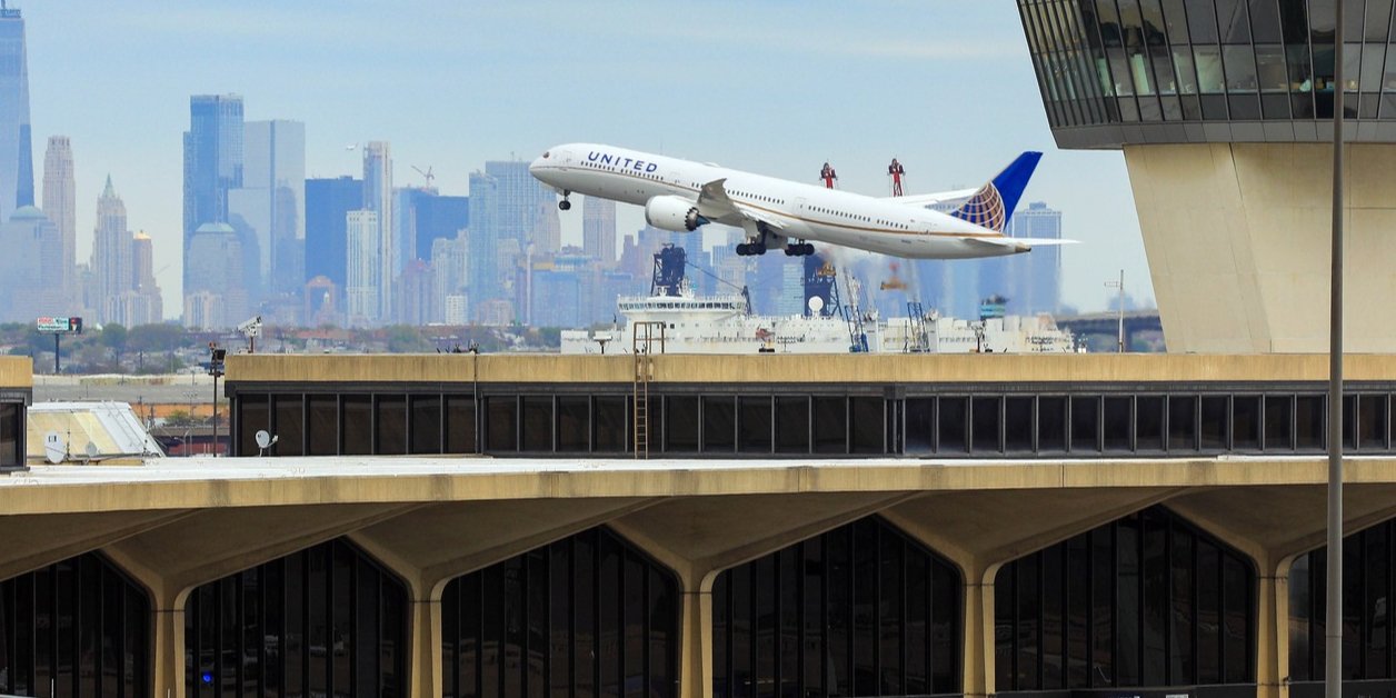 Россиянка несколько раз пыталась проникнуть на самолет без билета (Фото: Newark Liberty/Facebook)