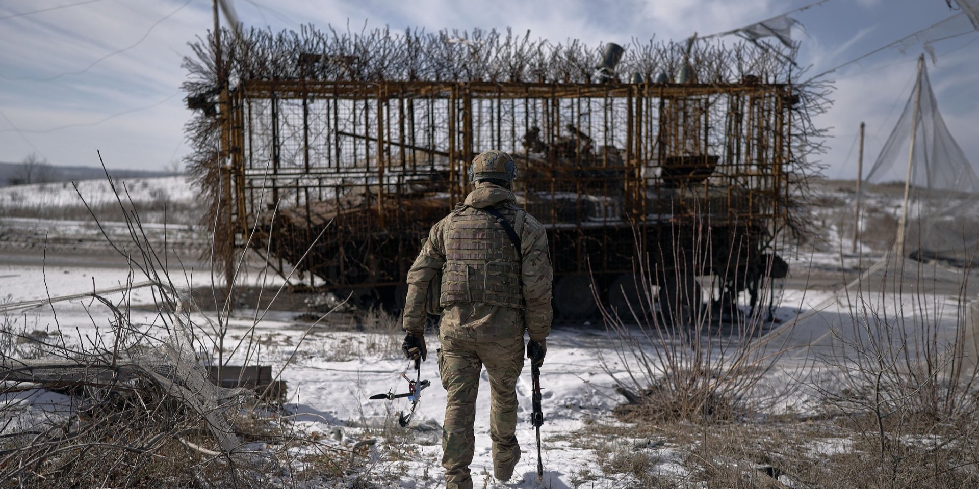 Боєць 28-ї ОМБр біля дороги на Костянтинівку (Фото: 28-ма ОМБр ім. Лицарів Зимового Походу/Facebook)