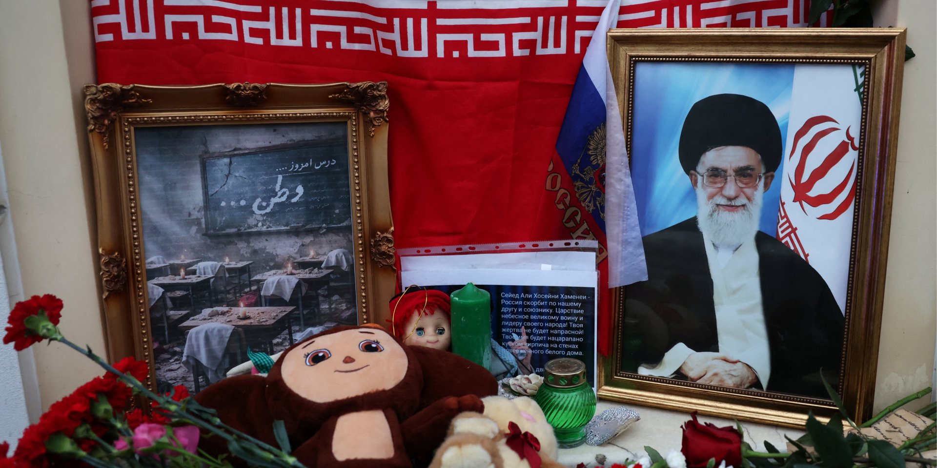Меморіал на&nbsp;честь ліквідованого Ізраїлем аятоли Алі Хаменеї біля посольства Ірану в&nbsp;Москві, 1 березня 2026 року (Фото: REUTERS/Anastasia Barashkova)