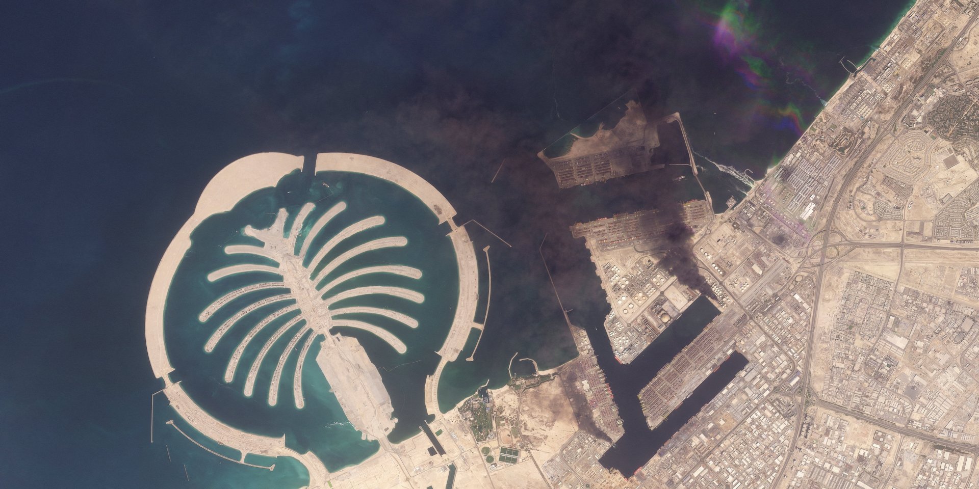 Спутниковое изображение промышленной зоны, окутанной дымом, в Дубае (Фото: Planet Labs PBC/Handout via REUTERS)