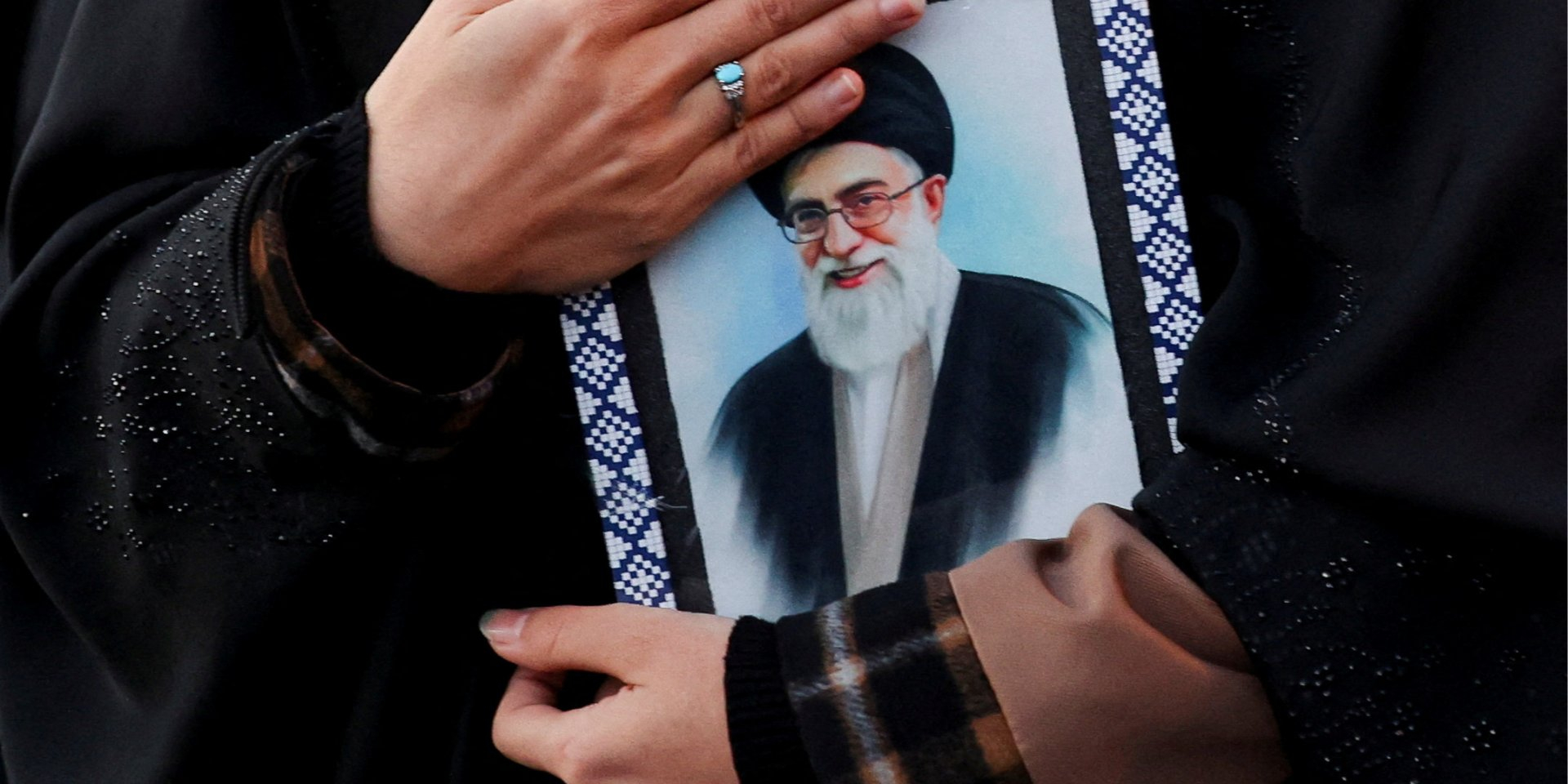 The woman is holding a portrait of Iranian dictator Ali Khamenei, killed in the U.S. and Israeli strikes (Photo: Majid Asgaripour/WANA (West Asia News Agency) via REUTERS/File Photo)