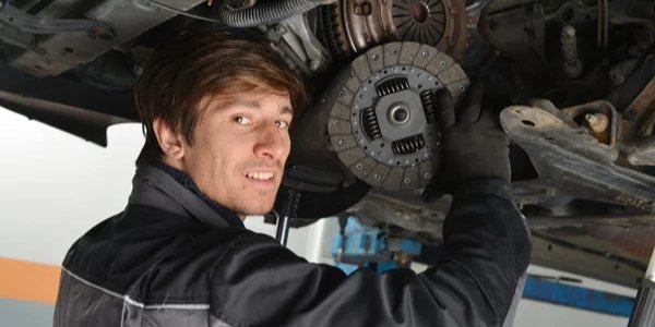 Зчеплення стало м’яким або пропадає: коли пора їхати на СТО (Фото: depositphotos.com)