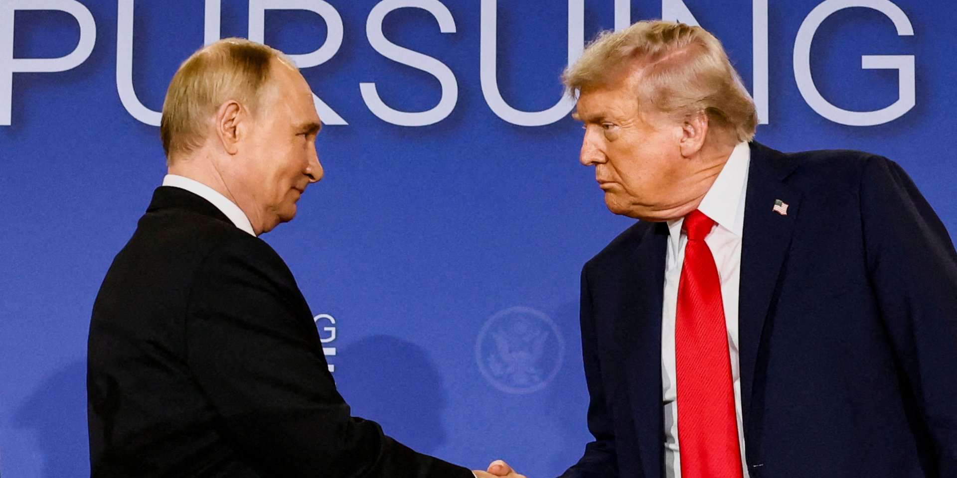 Путін і Трамп тиснуть руки (Фото: REUTERS/Kevin Lamarque)