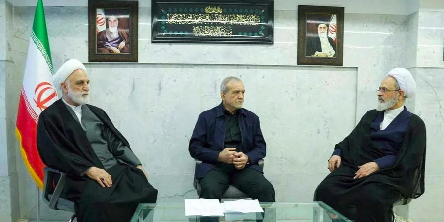 Президент Ірану Масуд Пезешкіан, голова судової влади країни Голям Хоссейн Мохсені-Едже та старший священнослужитель Аліреза Арафі, 1 березня 2026 року (Фото: IRIB/WANA (West Asia News Agency)/Handout via REUTERS)