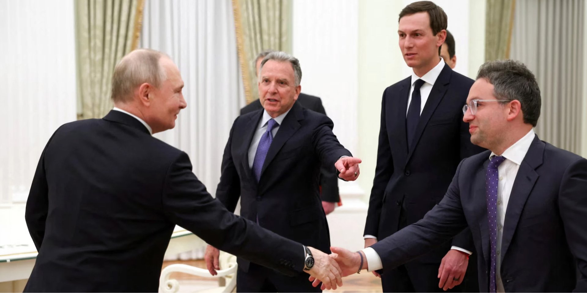 План США на столі, але згоди немає: Стів Віткофф, Джаред Кушнер та Джош Грюнбаум у Кремлі. Путін вкотре демонструє непоступливість, ігноруючи ініціативи Трампа. (Фото: DR)