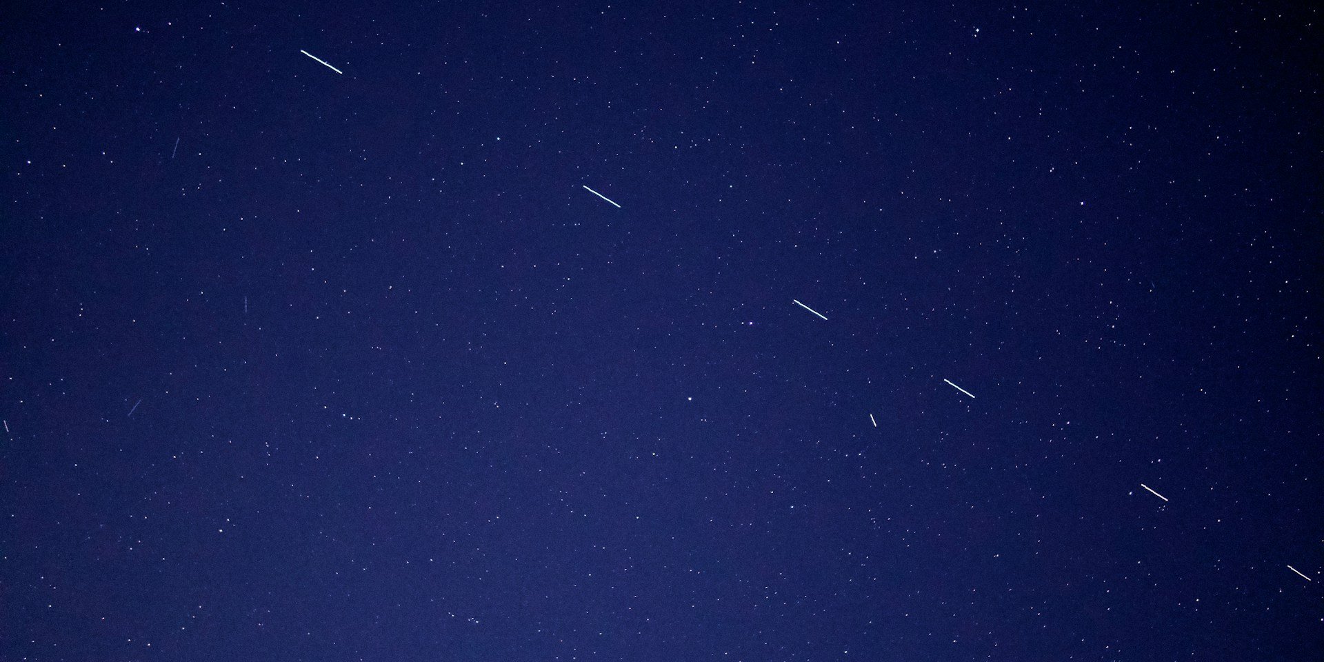 Супутники Starlink у нічному небі (Фото: unsplash)