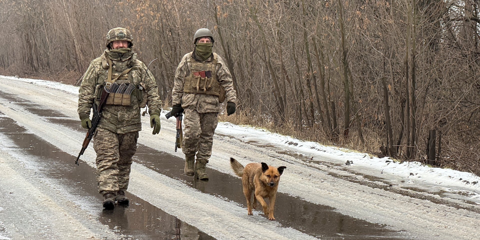 Украинские военнослужащие идут по дороге вблизи Константиновки (Фото: REUTERS/Stringer)