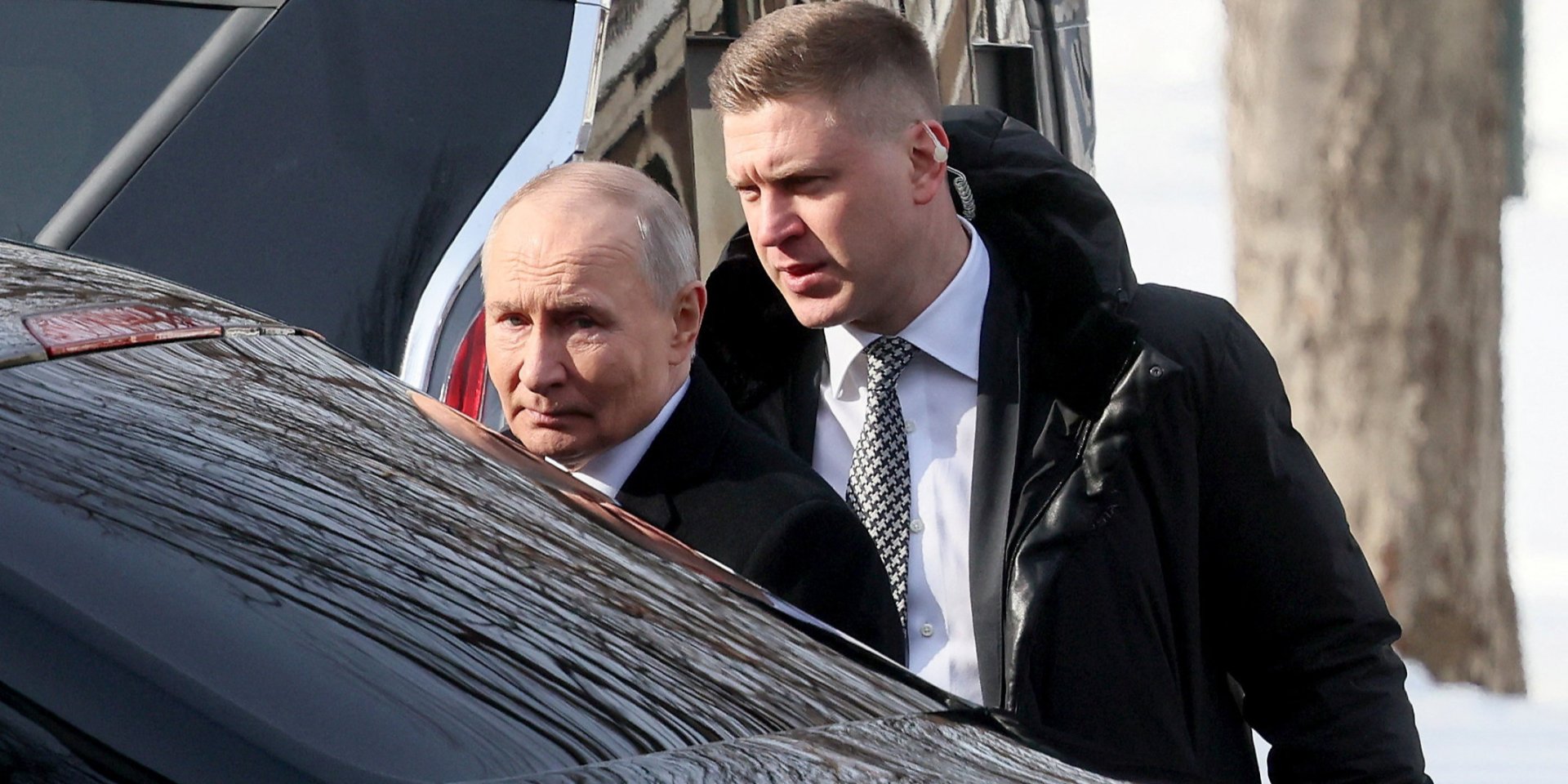 Путин с охранником у Кремлевской стены в Москве (Фото: Maxim Shipenkov/Pool via REUTERS)